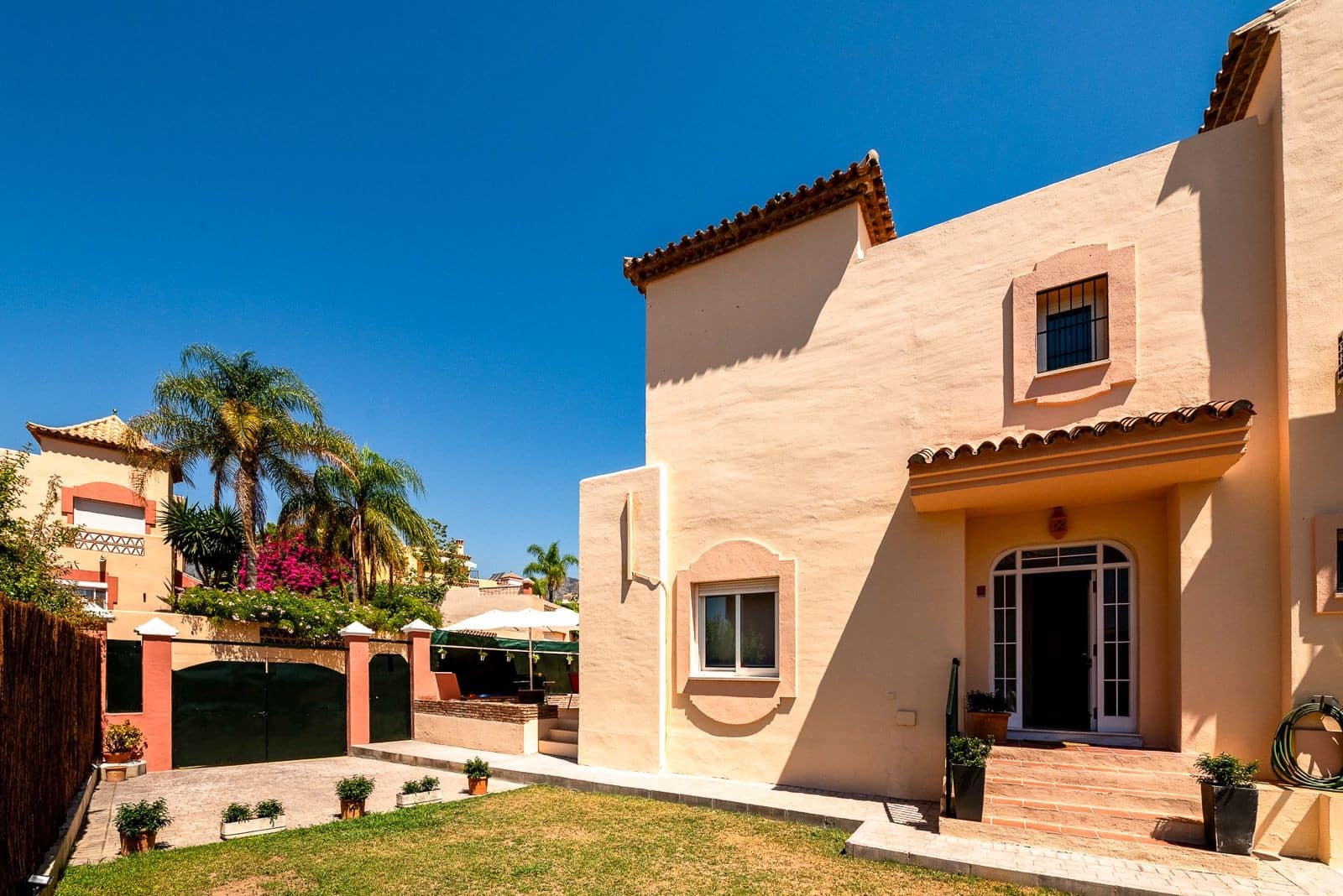 4 bedroom Semi-detached Villa for sale in Marbella with pool garage - € 740,000 (Ref: 10057939)
