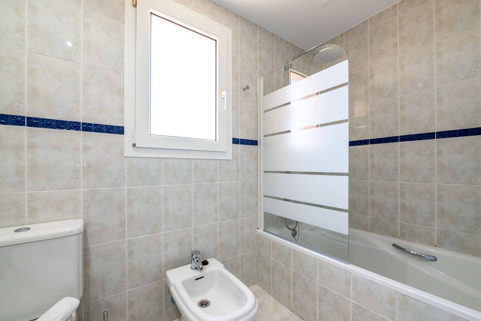 4 bedroom Semi-detached Villa for sale in Marbella with pool garage - € 740,000 (Ref: 10057939)