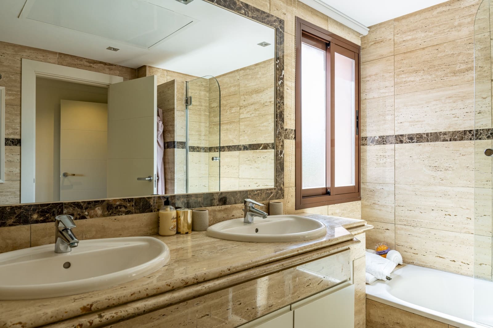 2 sypialnia Penthouse do wynajęcia w Marbella z basenem garażem - 3 700 € (Ref: 10061181)