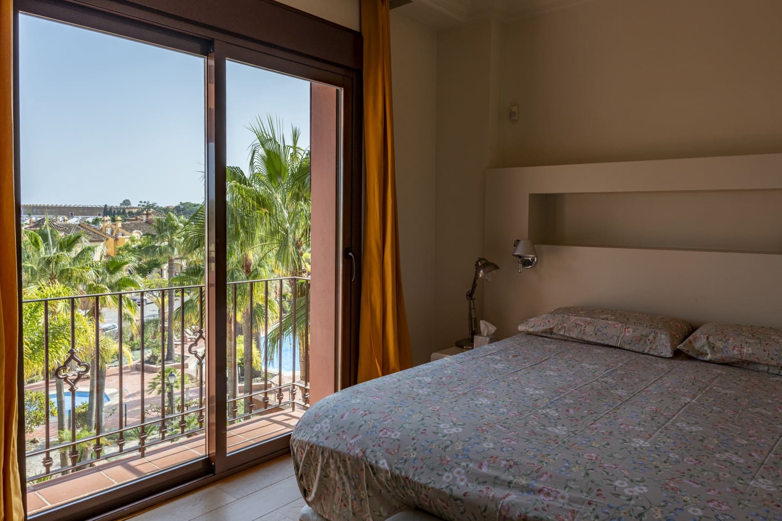 2 sypialnia Penthouse do wynajęcia w Marbella z basenem garażem - 3 700 € (Ref: 10061181)