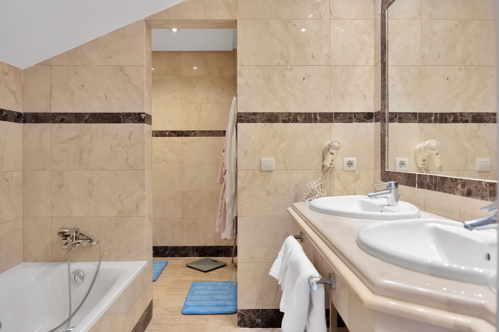2 sypialnia Penthouse do wynajęcia w Marbella z basenem garażem - 3 700 € (Ref: 10061181)