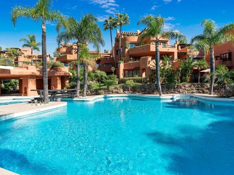 2 bedroom Penthouse for rent in Marbella with pool garage - € 3,700 (Ref: 10061181)