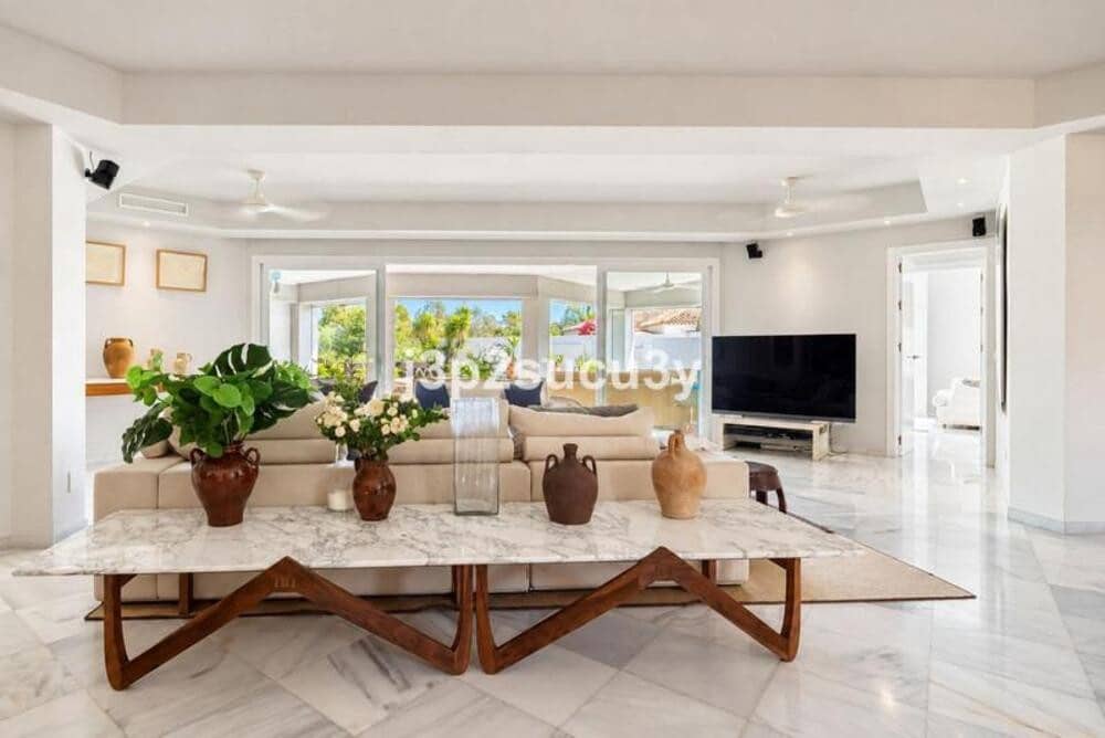 5 bedroom Villa for rent in Guadalmina with pool garage - € 8,500 (Ref: 10077543)