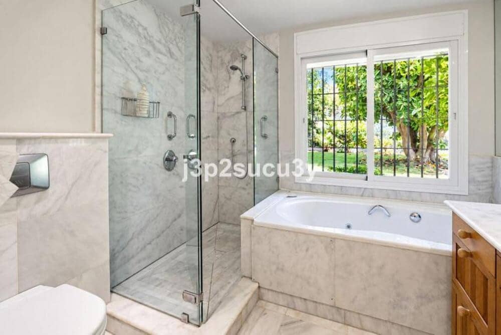 5 bedroom Villa for rent in Guadalmina with pool garage - € 8,500 (Ref: 10077543)