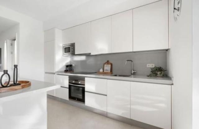 3 soveværelse Lejlighed til leje i Los Arqueros - Puerto del Almendro, Benahavís med swimmingpool garage - € 5.500 (Ref: 10077545)