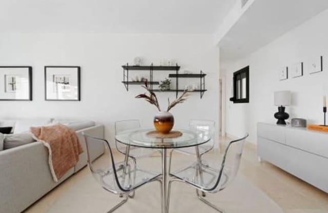 3 soveværelse Lejlighed til leje i Los Arqueros - Puerto del Almendro, Benahavís med swimmingpool garage - € 5.500 (Ref: 10077545)