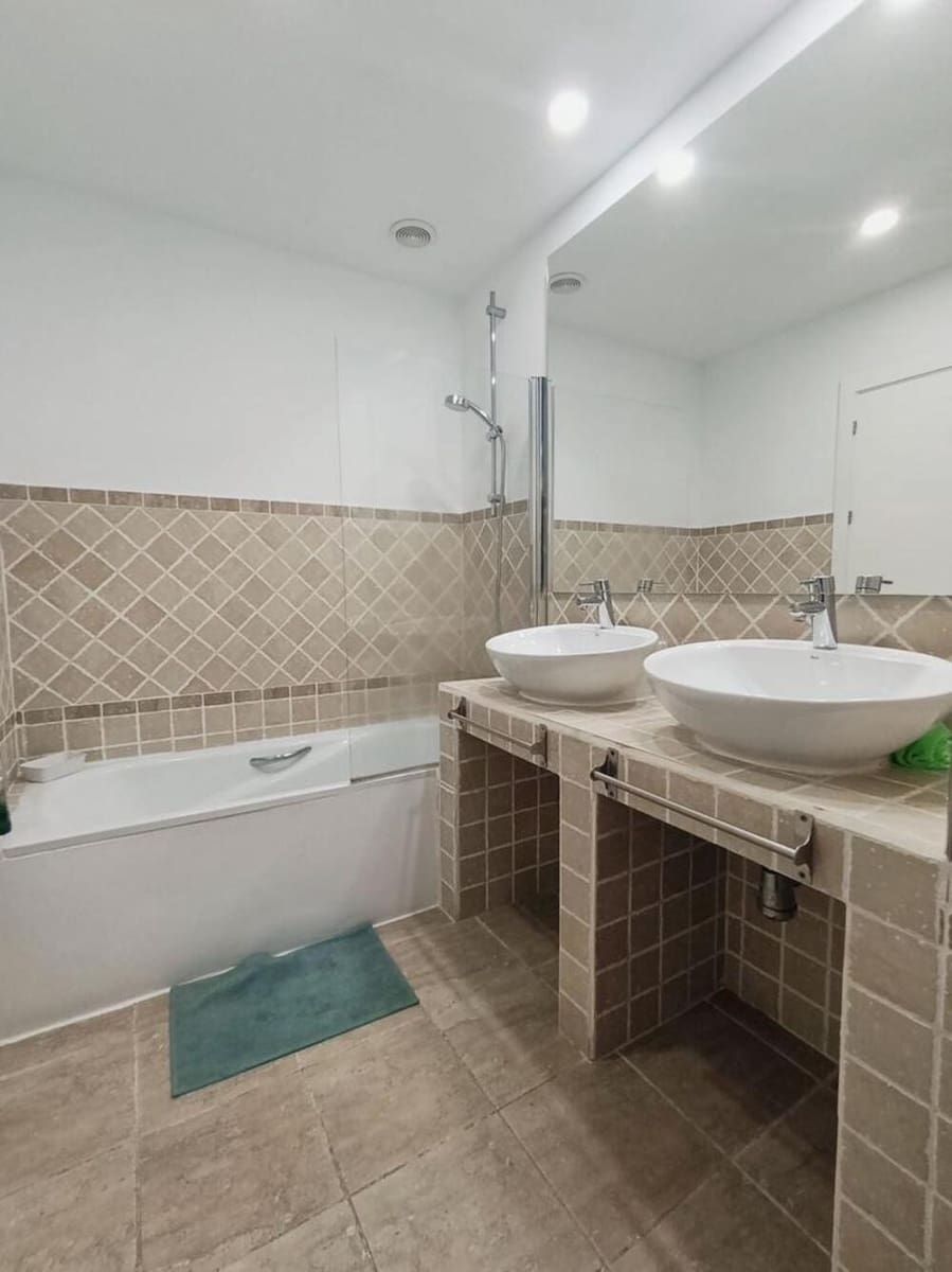 2 Zimmer Apartment zu vermieten in Estepona mit Pool Garage - 1.950 € (Ref: 10077546)