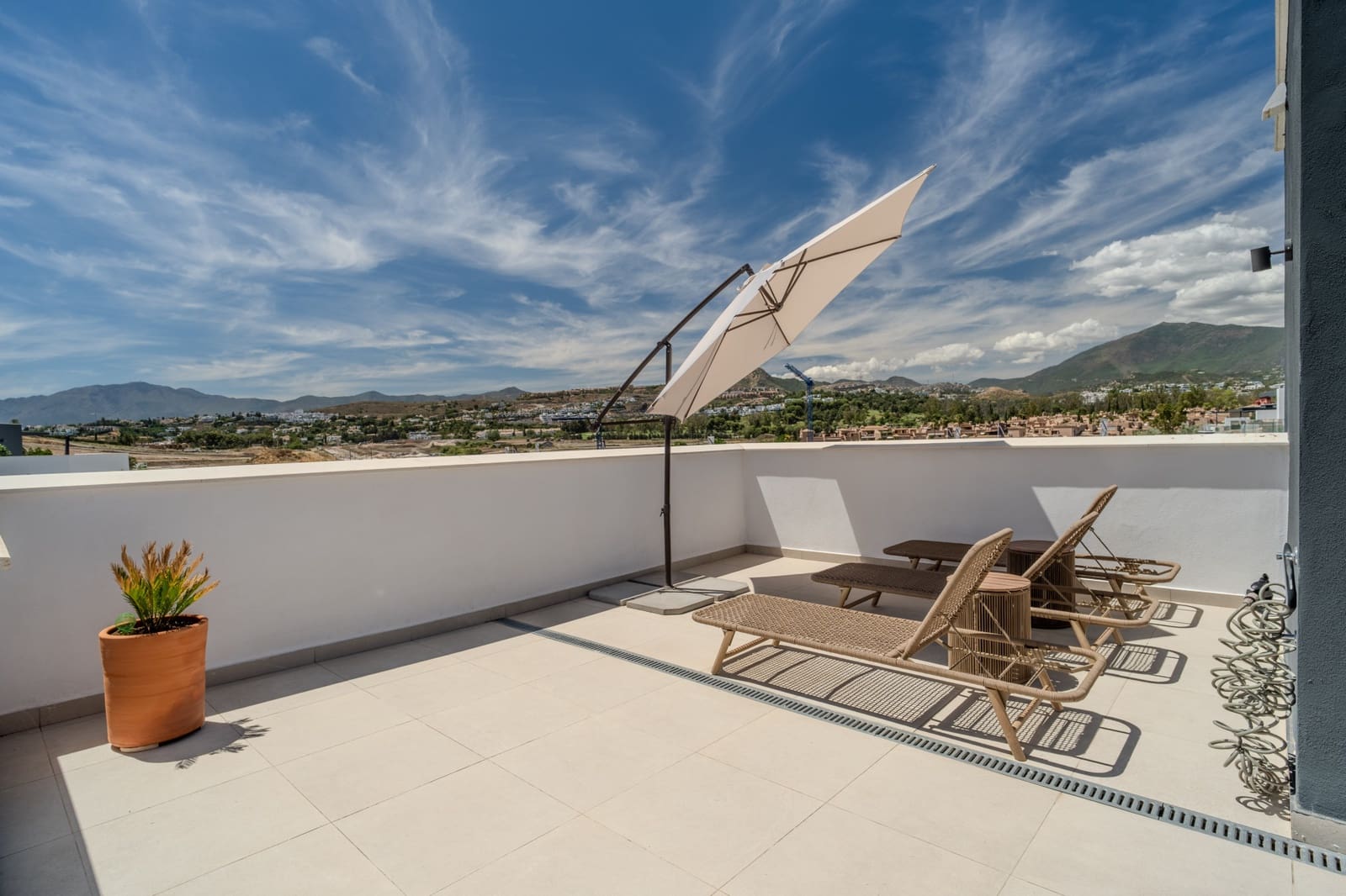 Maison de Ville de 3 chambres à louer à El Paraiso avec piscine garage - 4 500 € (Ref: 10077547)