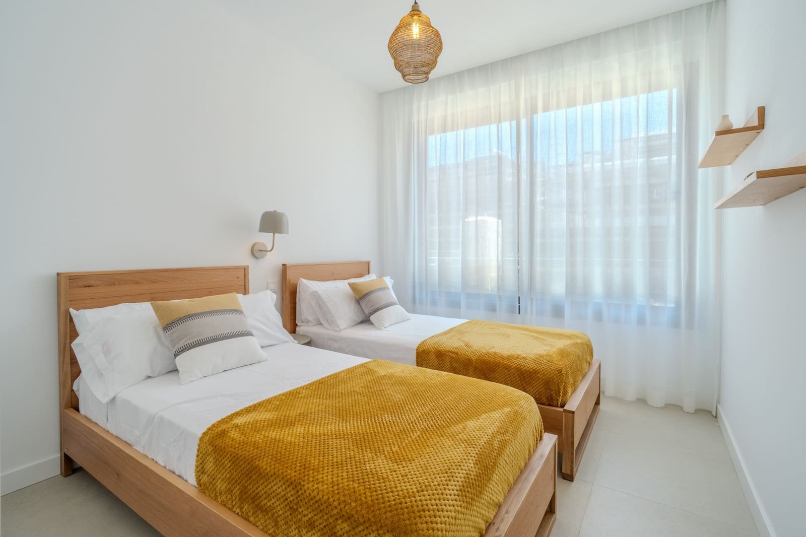 Maison de Ville de 3 chambres à louer à El Paraiso avec piscine garage - 4 500 € (Ref: 10077547)