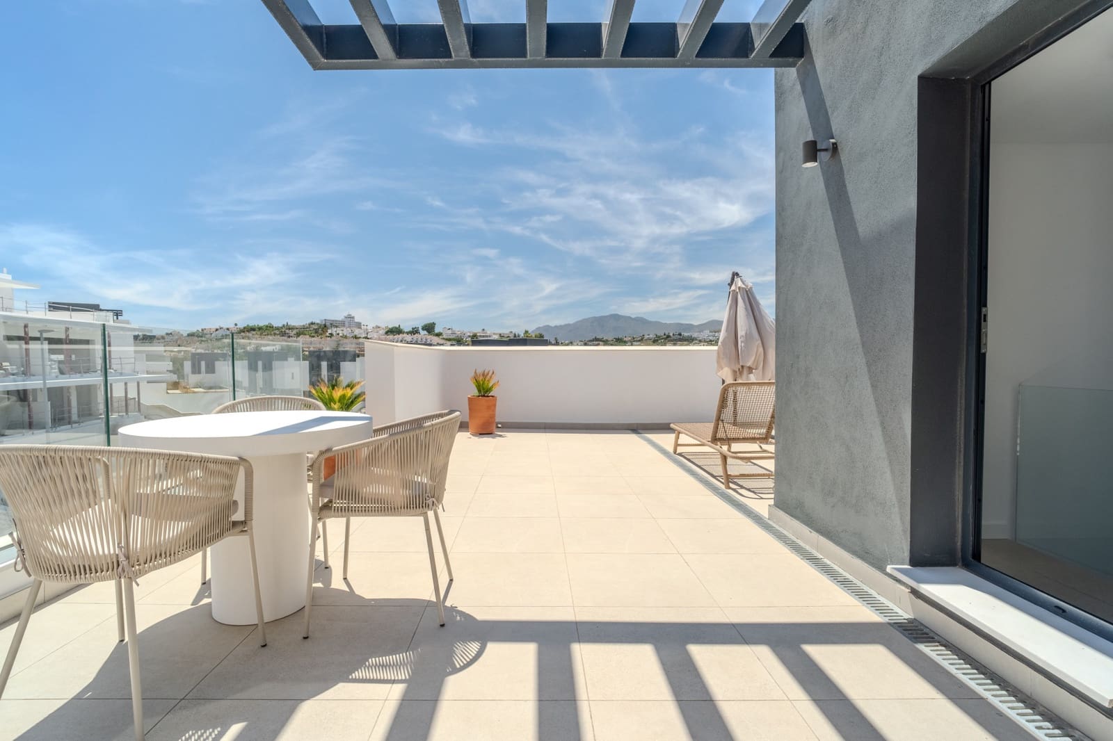Maison de Ville de 3 chambres à louer à El Paraiso avec piscine garage - 4 500 € (Ref: 10077547)