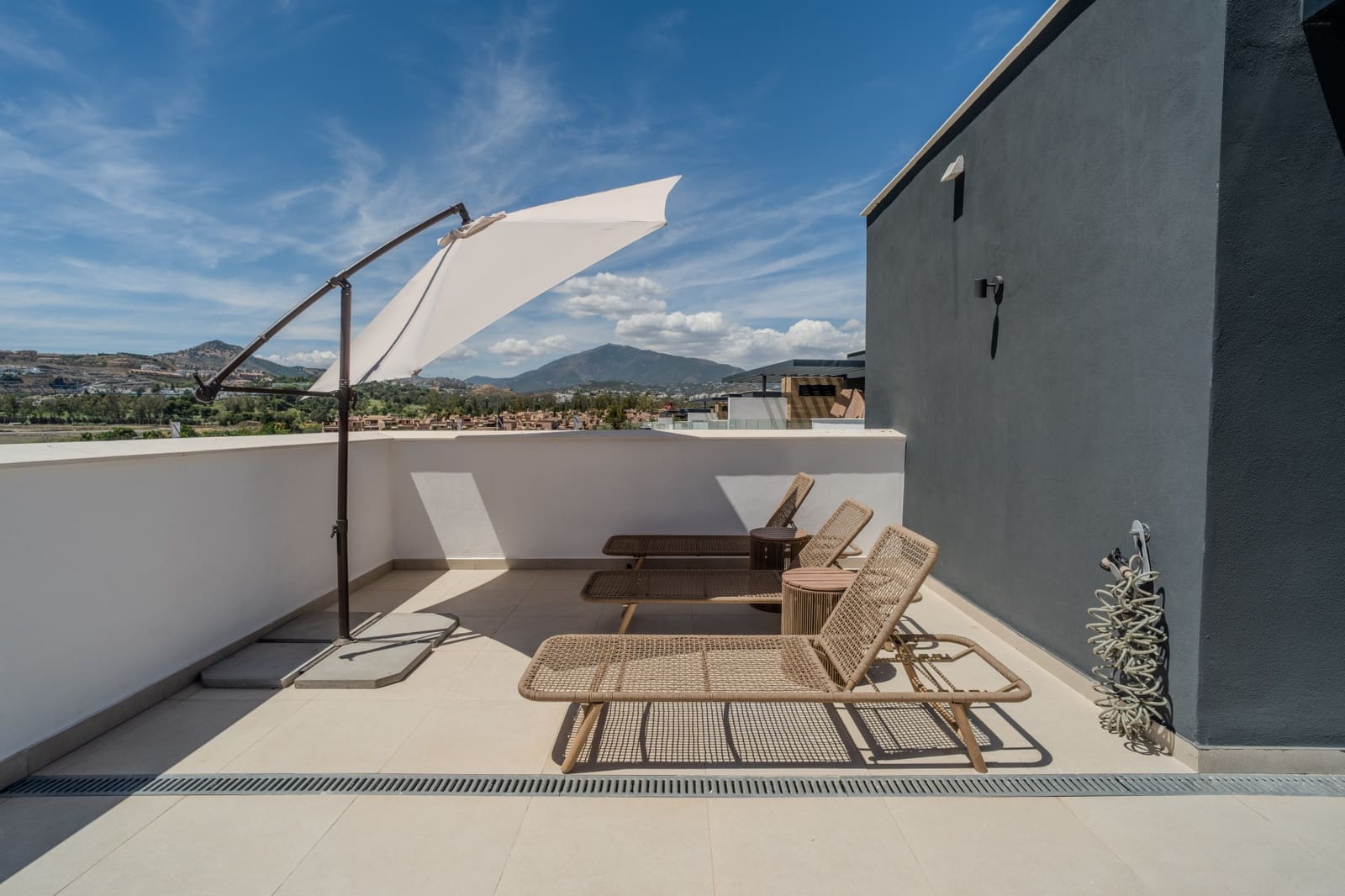 Maison de Ville de 3 chambres à louer à El Paraiso avec piscine garage - 4 500 € (Ref: 10077547)