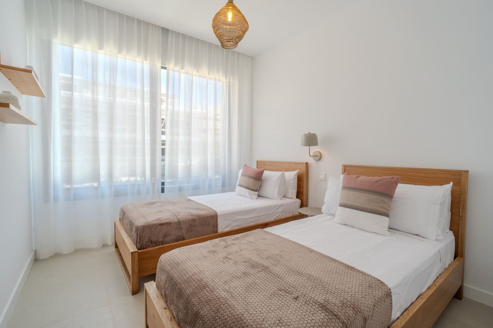 Maison de Ville de 3 chambres à louer à El Paraiso avec piscine garage - 4 500 € (Ref: 10077547)