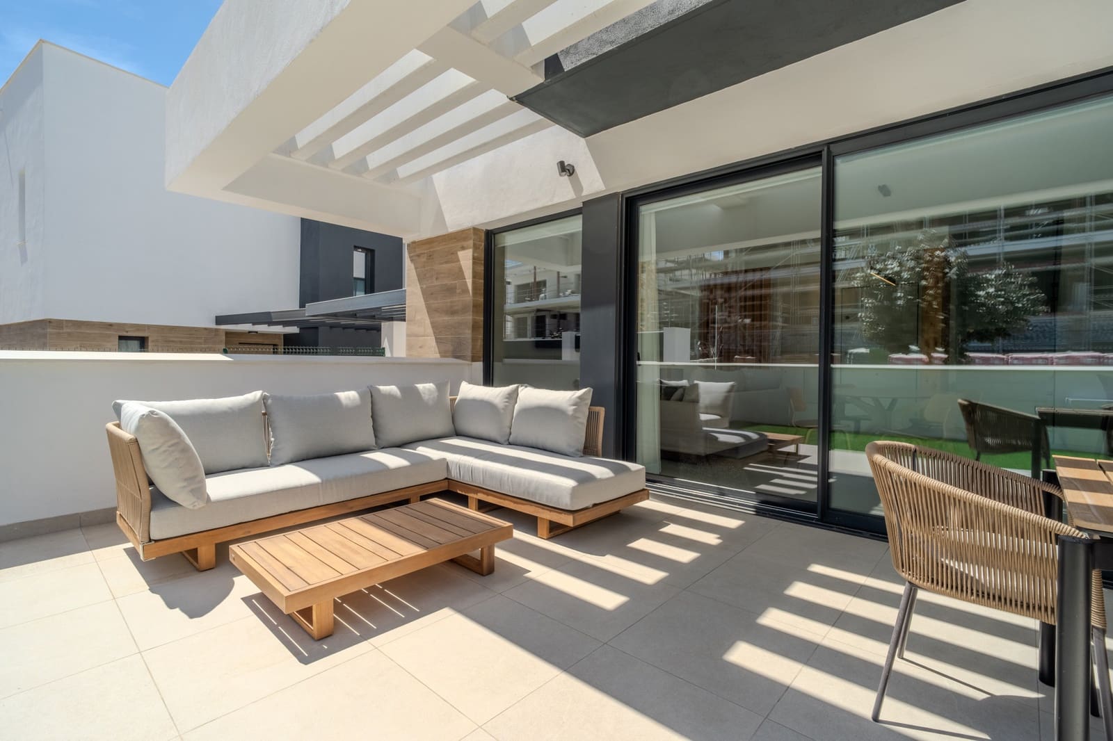 Maison de Ville de 3 chambres à louer à El Paraiso avec piscine garage - 4 500 € (Ref: 10077547)