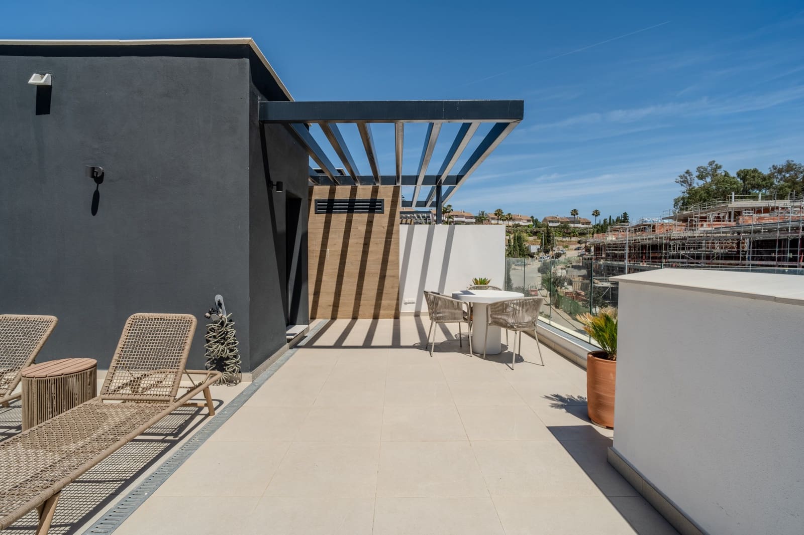 Maison de Ville de 3 chambres à louer à El Paraiso avec piscine garage - 4 500 € (Ref: 10077547)