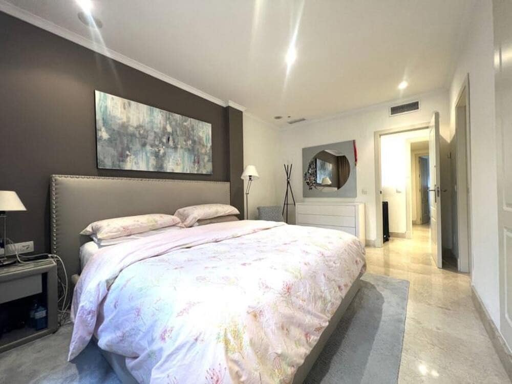 Appartement de 3 chambres à louer à Marbella avec piscine garage - 6 000 € (Ref: 10077548)