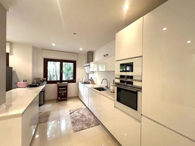 Appartement de 3 chambres à louer à Lomas De Marbella, Marbella avec piscine garage - 6 000 € (Ref: 10077548)