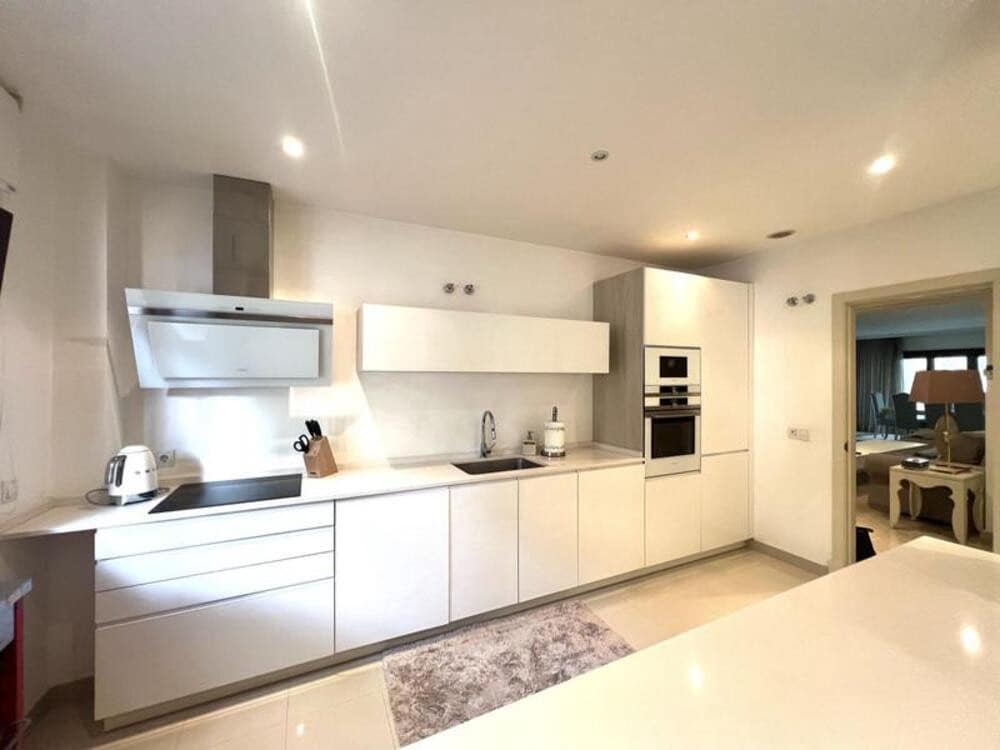 Appartement de 3 chambres à louer à Marbella avec piscine garage - 6 000 € (Ref: 10077548)