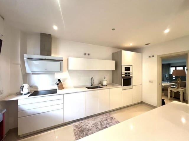 Appartement de 3 chambres à louer à Lomas De Marbella, Marbella avec piscine garage - 6 000 € (Ref: 10077548)