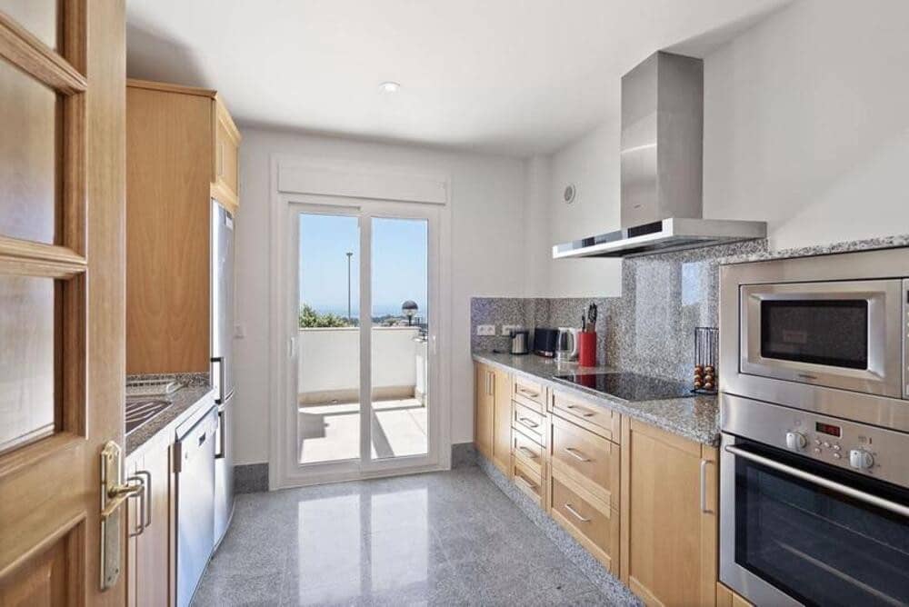 3 soveværelse Penthouse til leje i Marbella med swimmingpool garage - € 3.000 (Ref: 10077549)