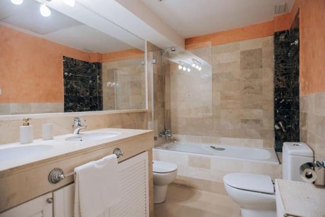 2 soveværelse Lejlighed til leje i Bahía de Marbella, Marbella med swimmingpool garage - € 2.150 (Ref: 10077550)