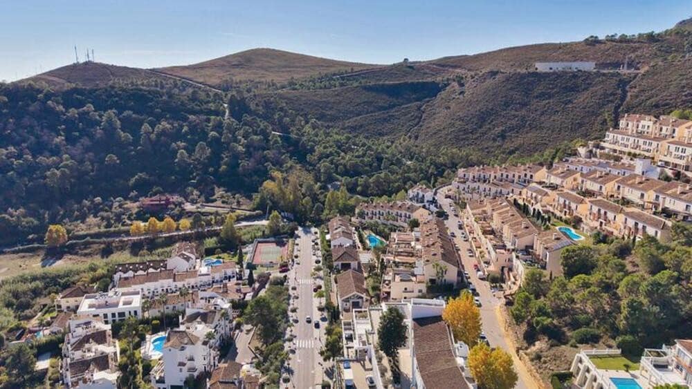 4 bedroom Townhouse for sale in Benahavis with pool garage - € 535,000 (Ref: 10080325)