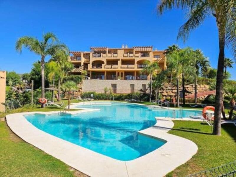 2 quarto Penthouse para arrendar em Benahavis com piscina garagem - 2 800 € (Ref: 10094137)