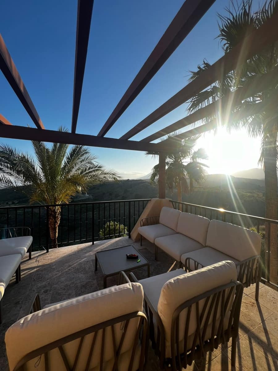 2 quarto Penthouse para arrendar em Benahavis com piscina garagem - 2 800 € (Ref: 10094137)