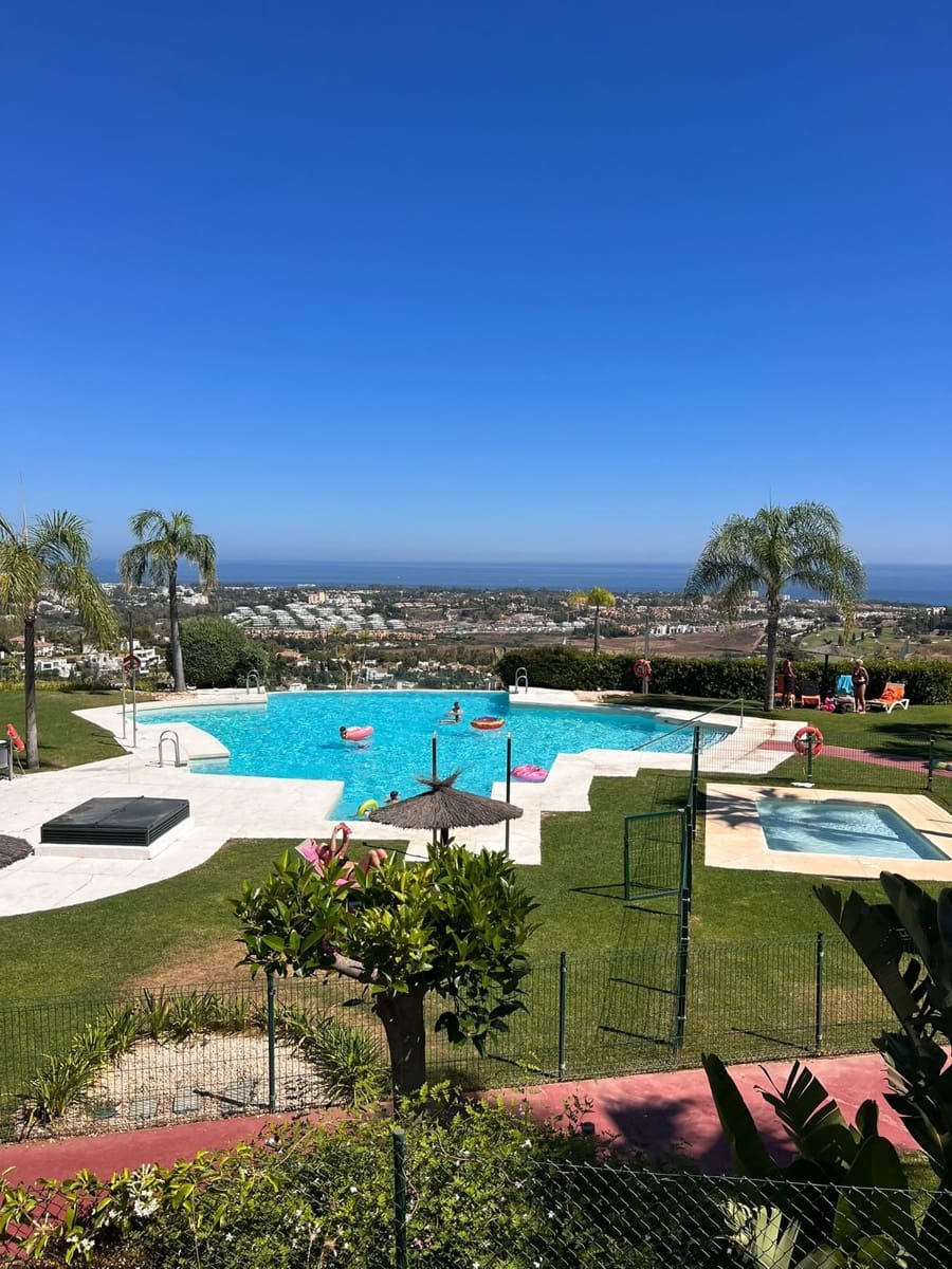 2 quarto Penthouse para arrendar em Benahavis com piscina garagem - 2 800 € (Ref: 10094137)