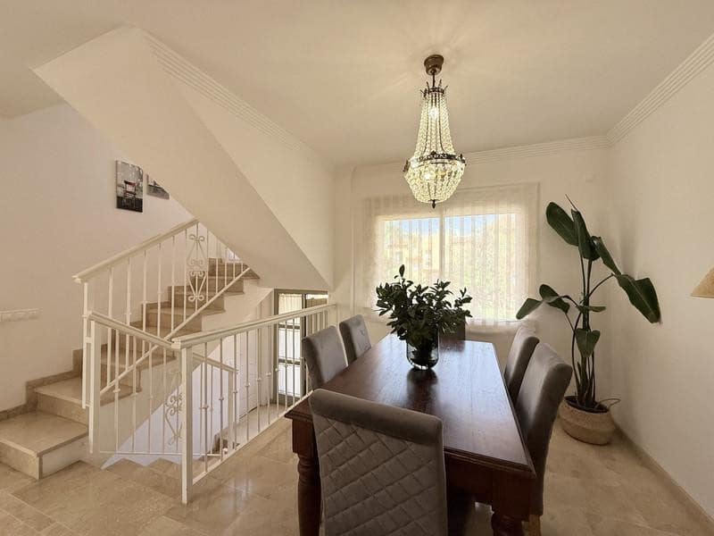 3 soveværelse Byhus til leje i Marbella med swimmingpool garage - € 3.000 (Ref: 10097479)