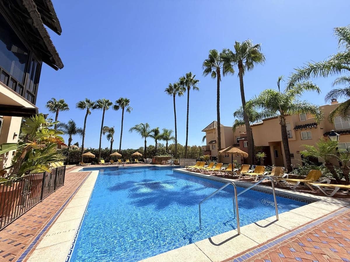 3 soveværelse Byhus til leje i Marbella med swimmingpool garage - € 3.000 (Ref: 10097479)