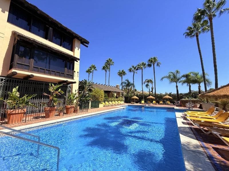 3 soveværelse Byhus til leje i Marbella med swimmingpool garage - € 3.000 (Ref: 10097479)