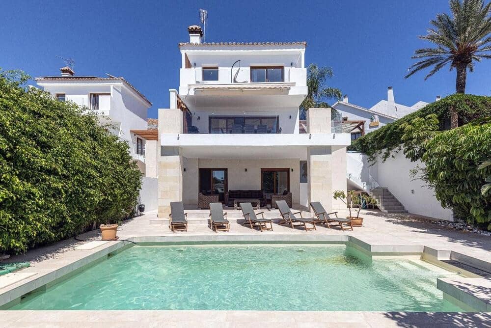 3 bedroom Villa for rent in Sitio de Calahonda with pool garage - € 5,000 (Ref: 10106595)