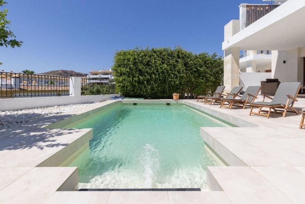 3 bedroom Villa for rent in Sitio de Calahonda with pool garage - € 5,000 (Ref: 10106595)
