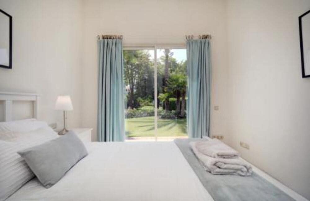 3 soveværelse Lejlighed til leje i Estepona med swimmingpool garage - € 3.500 (Ref: 10106596)