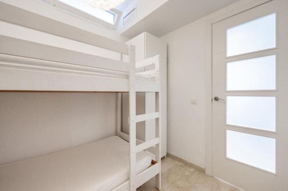 2 bedroom Apartment for rent in Puerto Banus with pool - € 2,000 (Ref: 10114654)