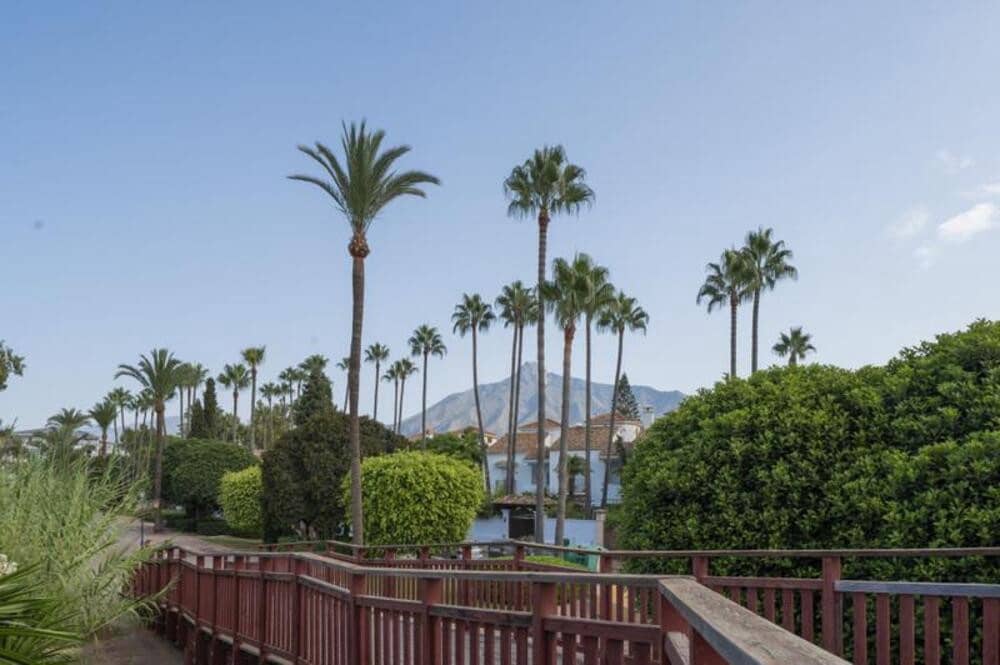 2 bedroom Apartment for rent in Puerto Banus with pool - € 2,000 (Ref: 10114654)
