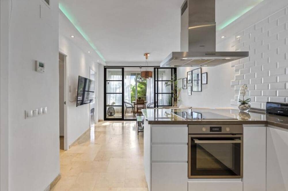 2 bedroom Apartment for rent in Puerto Banus with pool - € 2,000 (Ref: 10114654)