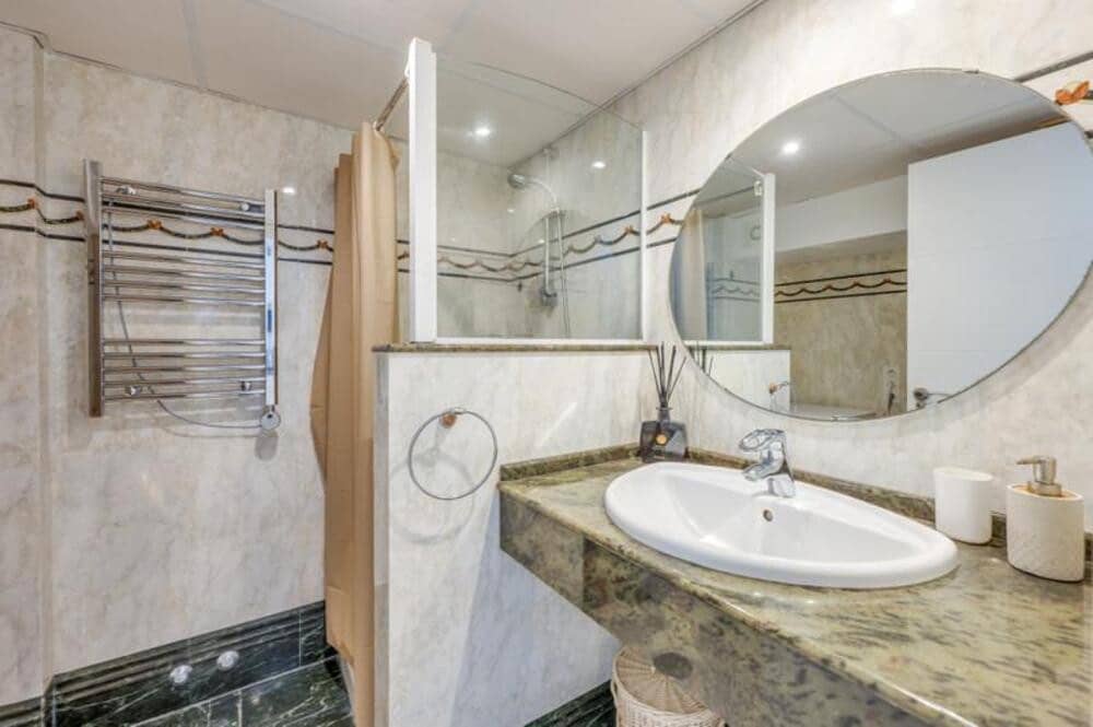 2 bedroom Apartment for rent in Puerto Banus with pool - € 2,000 (Ref: 10114654)