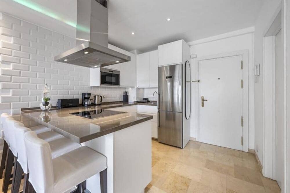 2 bedroom Apartment for rent in Puerto Banus with pool - € 2,000 (Ref: 10114654)
