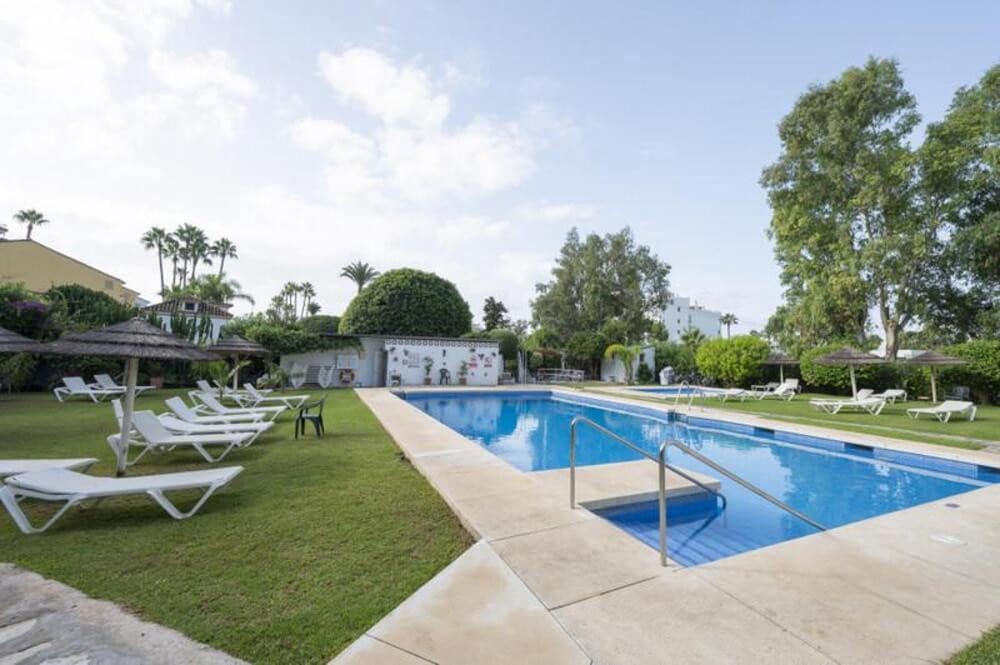 2 bedroom Apartment for rent in Puerto Banus with pool - € 2,000 (Ref: 10114654)
