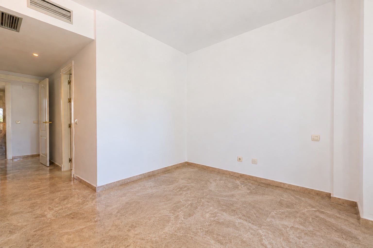 3 soveværelse Lejlighed til leje i Marbella med swimmingpool garage - € 3.000 (Ref: 10114657)
