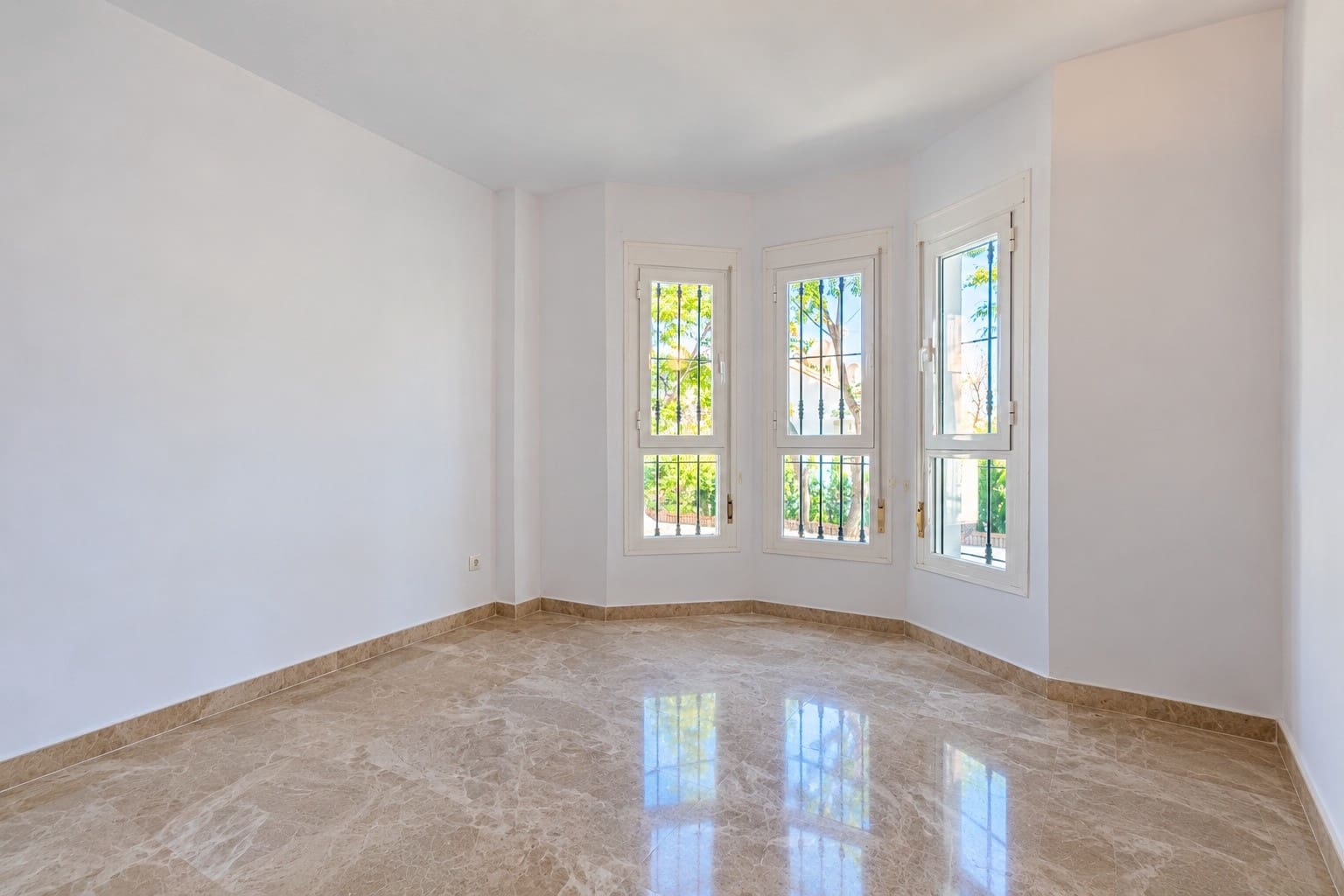 3 soveværelse Lejlighed til leje i Marbella med swimmingpool garage - € 3.000 (Ref: 10114657)
