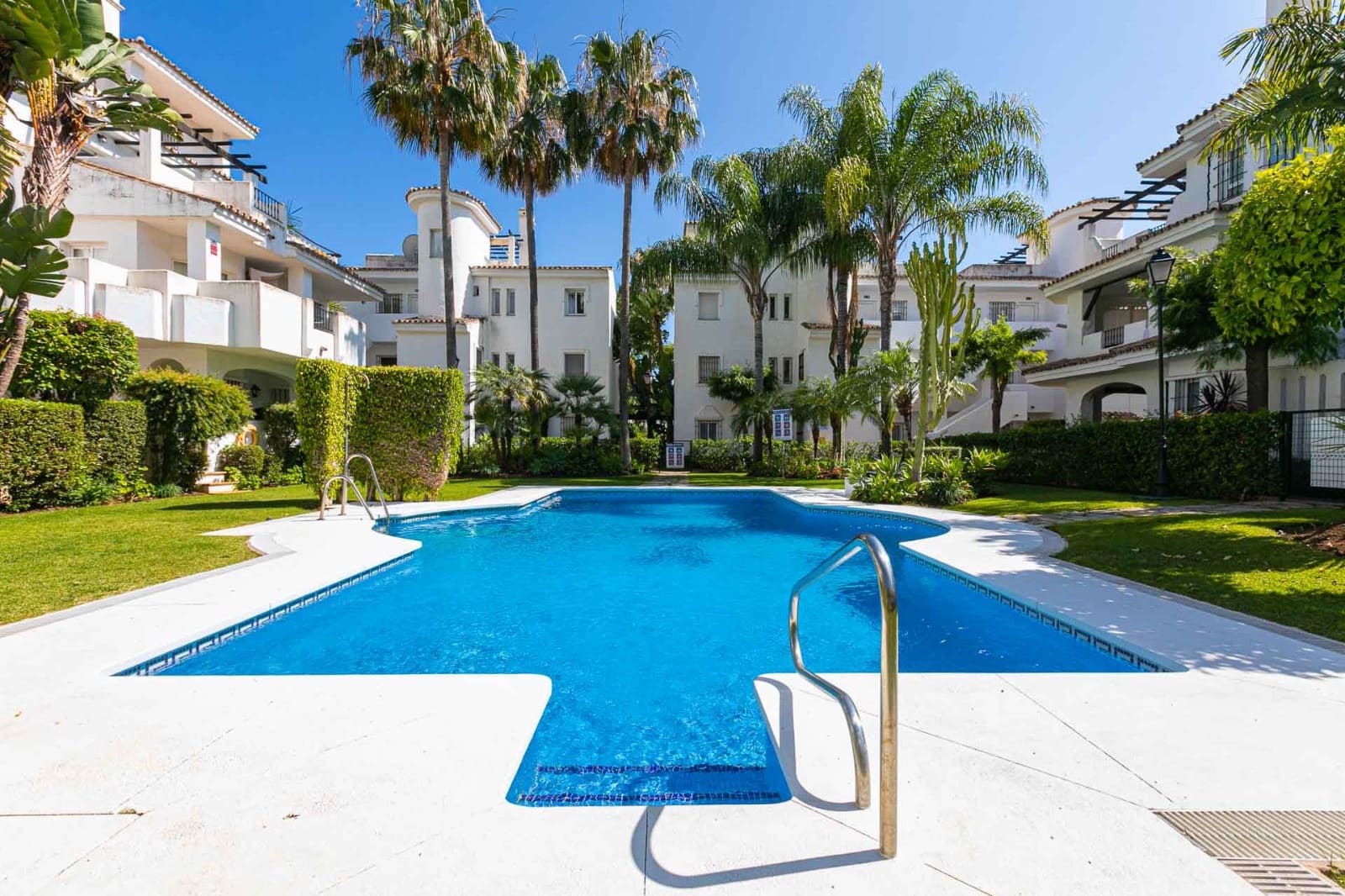 3 soveværelse Lejlighed til leje i Marbella med swimmingpool garage - € 3.000 (Ref: 10114657)