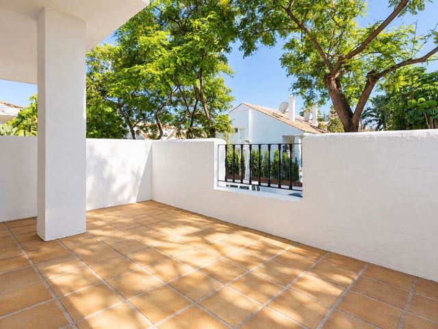 3 sovrum Lägenhet att hyra i La Dama de Noche - La Alzambra, Marbella med pool garage - 3 000 € (Ref: 10114657)