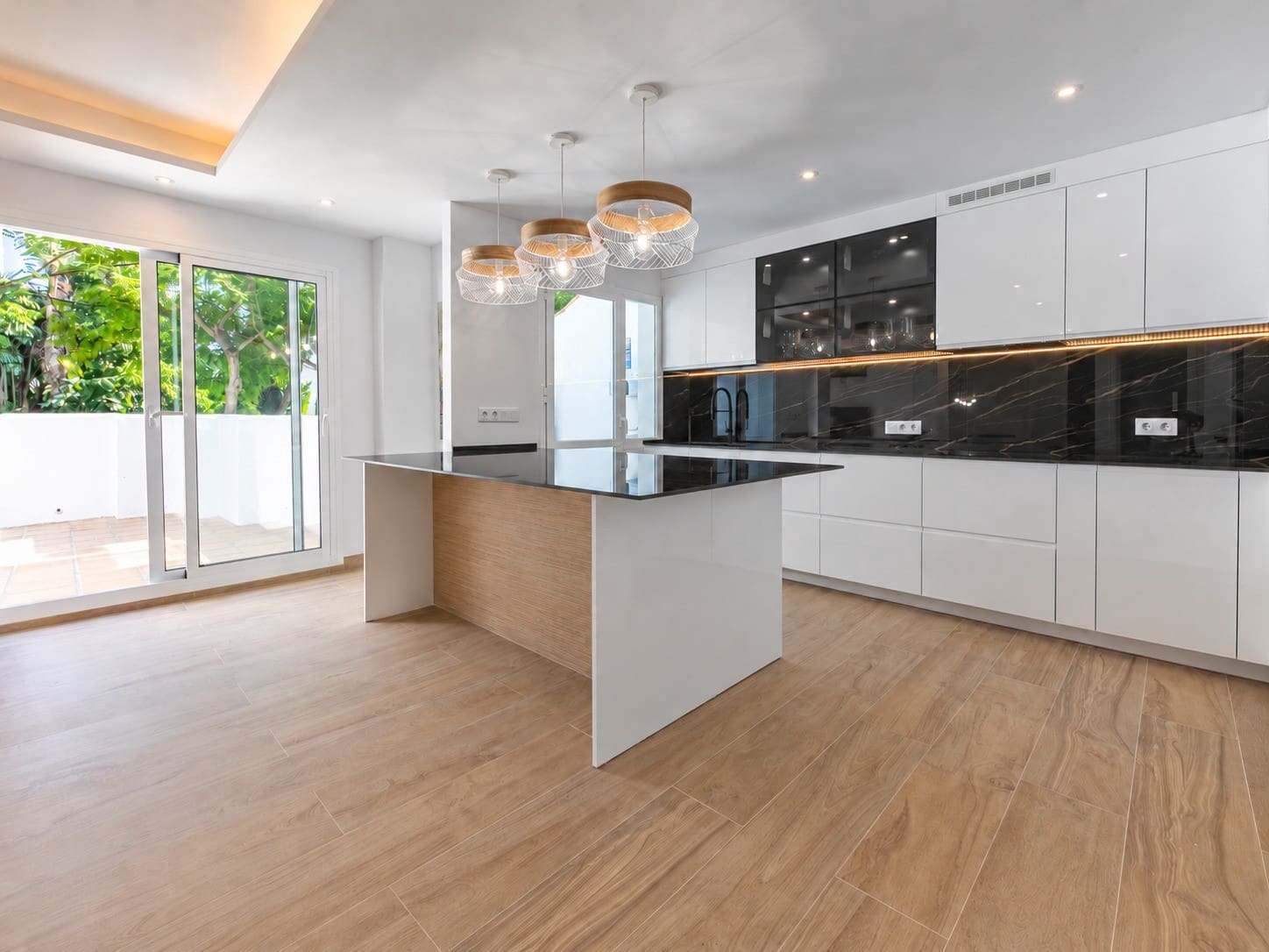 3 soveværelse Lejlighed til leje i Marbella med swimmingpool garage - € 3.000 (Ref: 10114657)