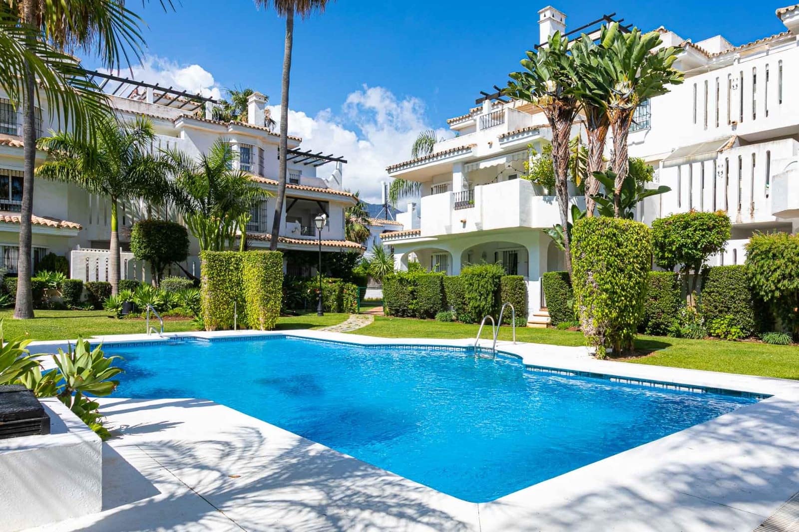 3 soveværelse Lejlighed til leje i Marbella med swimmingpool garage - € 3.000 (Ref: 10114657)