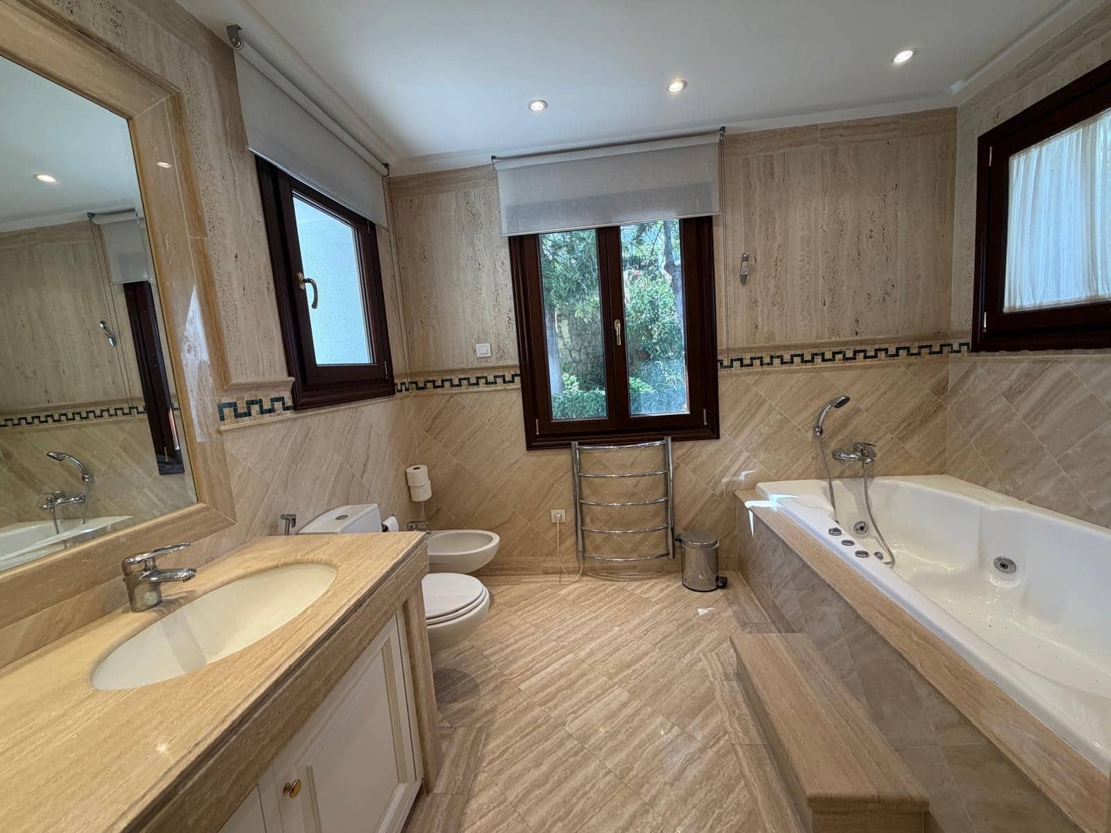 2 bedroom Apartment for rent in Marbella with pool garage - € 3,500 (Ref: 10123353)