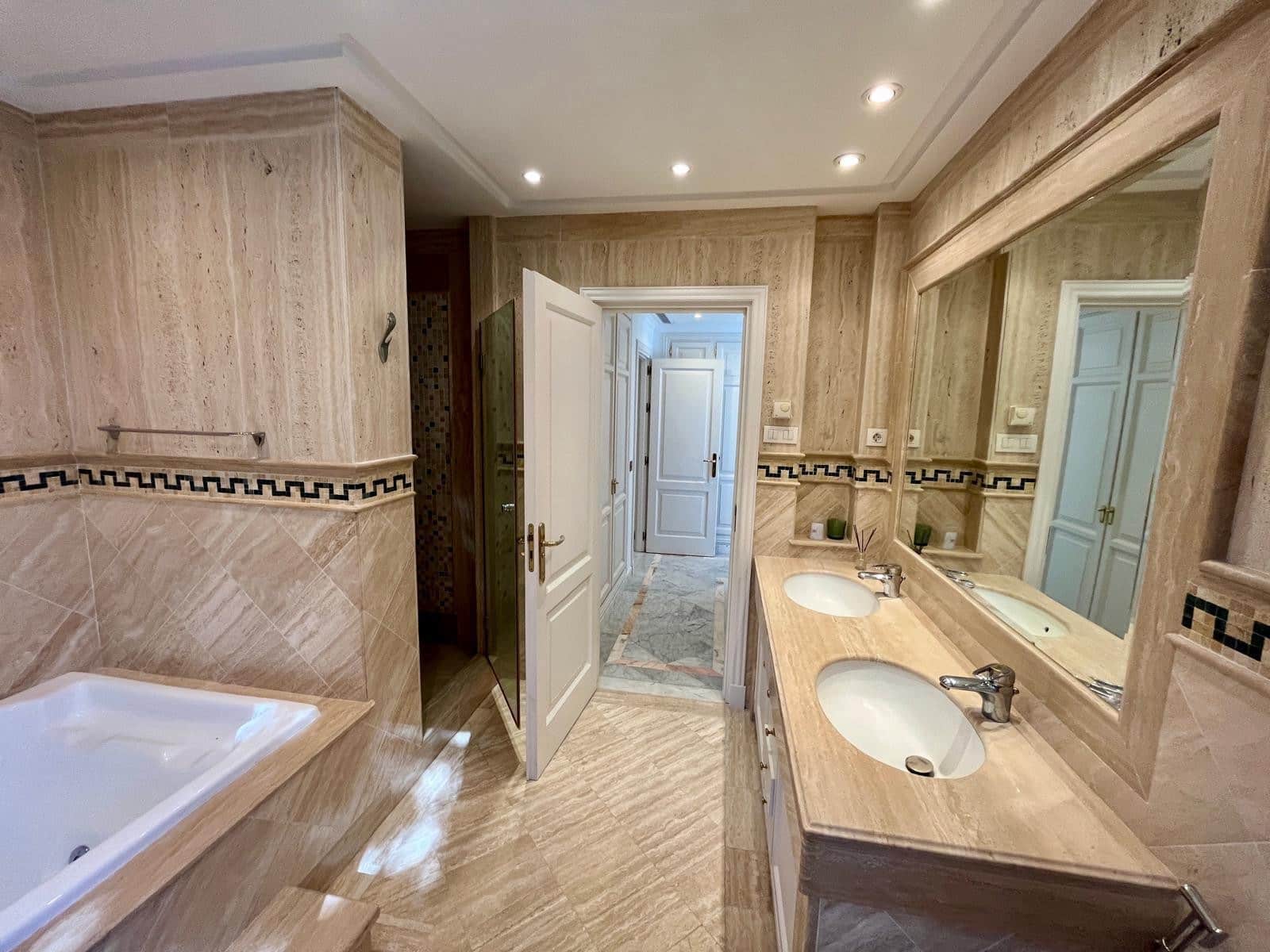 2 bedroom Apartment for rent in Marbella with pool garage - € 3,500 (Ref: 10123353)