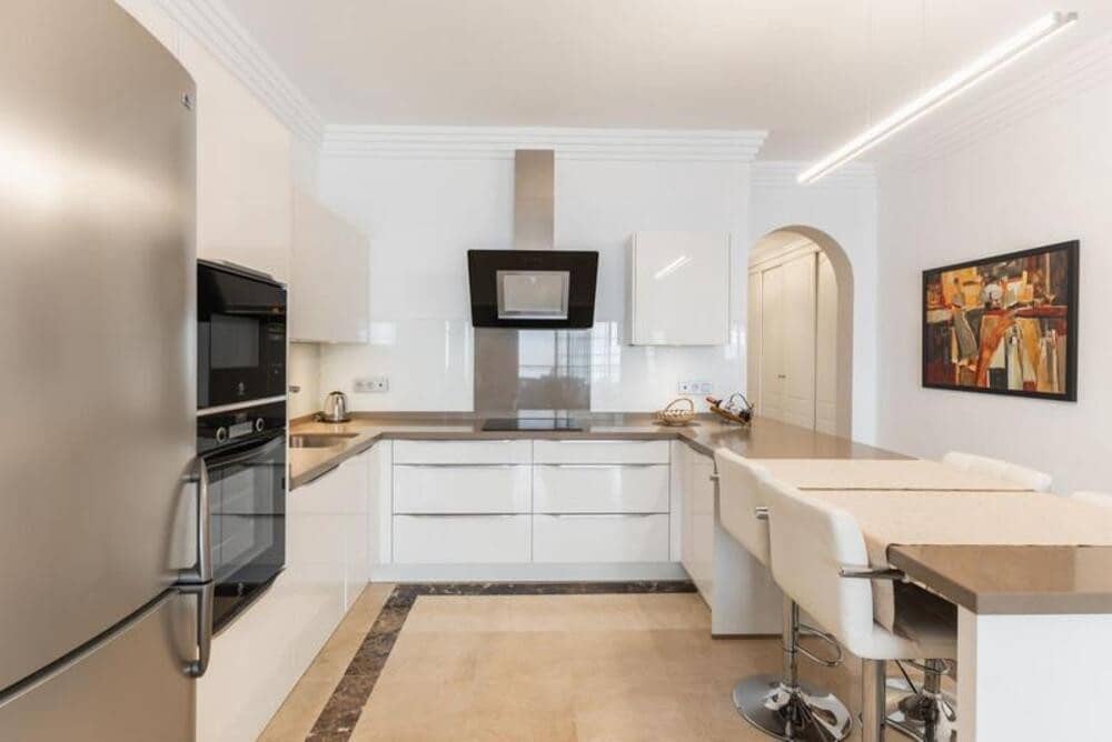 3 bedroom Apartment for rent in Marbella with pool garage - € 2,400 (Ref: 10127605)