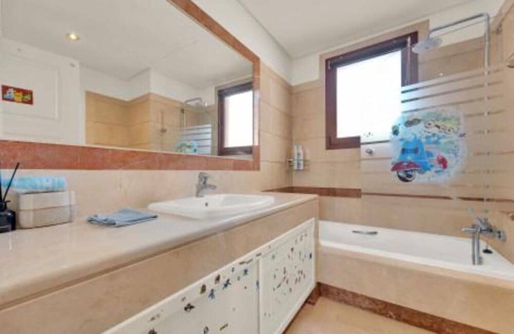 3 quarto Penthouse para arrendar em Marbella com piscina garagem - 4 500 € (Ref: 10127608)